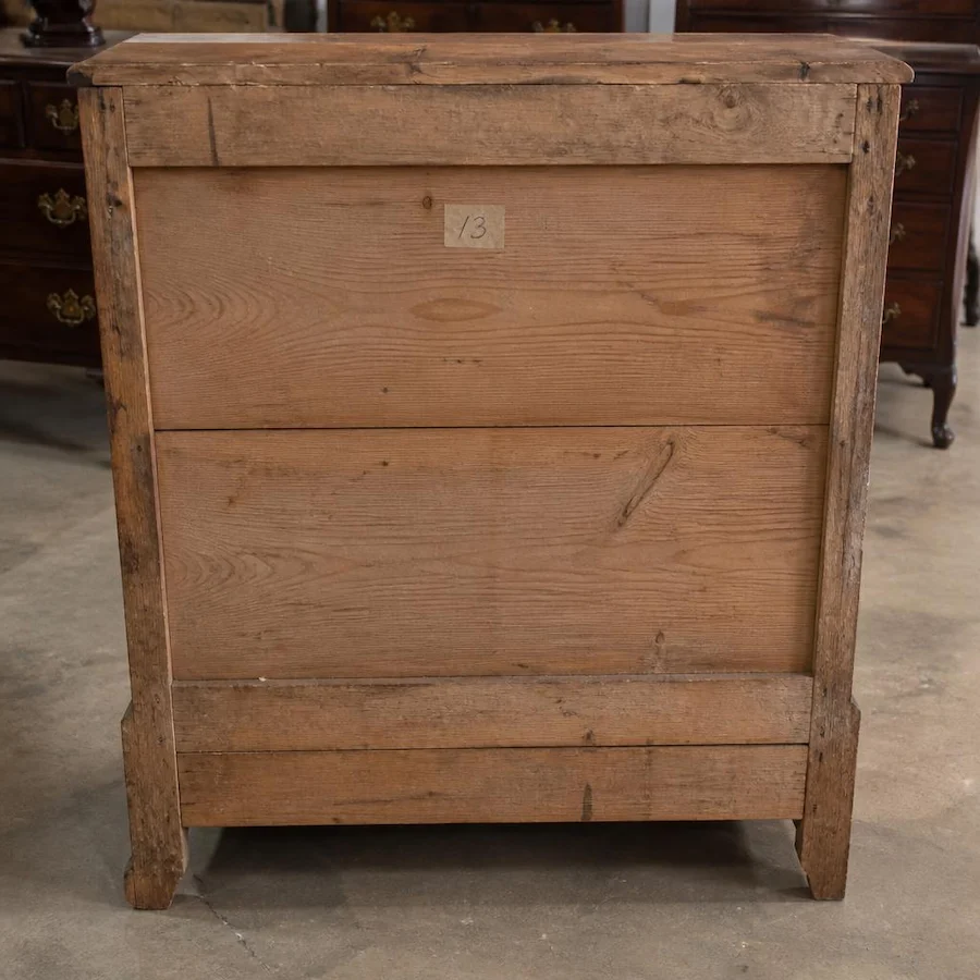 Parte trasera de mueble antiguo con madera en bruto